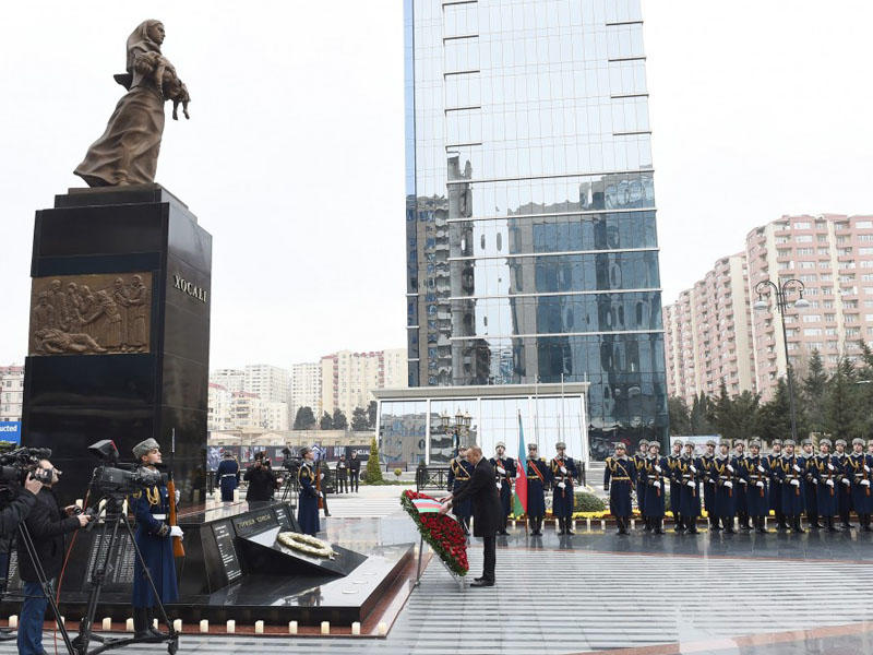 Prezident İlham Əliyev və birinci xanım Mehriban Əliyeva Xocalı soyqırımı qurbanlarının xatirəsini anım mərasimində iştirak ediblər